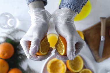 Mutfakta taze portakal suyu yapıyorum. Sağlıklı içki. Vegan konsepti.