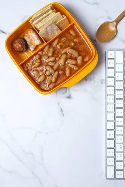 Pranzo Posto Lavoro Fagioli Con Chorizo Carne Scatola Pranzo Tavolo — Foto Stock