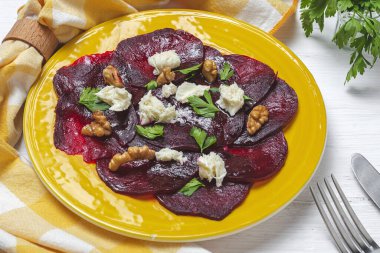 Cevizli ev yapımı pancar salatası, Mozzarella, maydanoz ve vişneli domates. Vejetaryen gıda konsepti