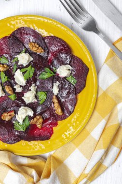 Cevizli ev yapımı pancar salatası, Mozzarella, maydanoz ve vişneli domates. Vejetaryen gıda konsepti