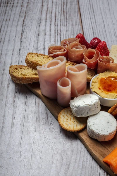 Sağlıklı Brunch Masası Jambon Çilek Kivi Ekmek Kurabiye Peynir Havuç — Stok fotoğraf