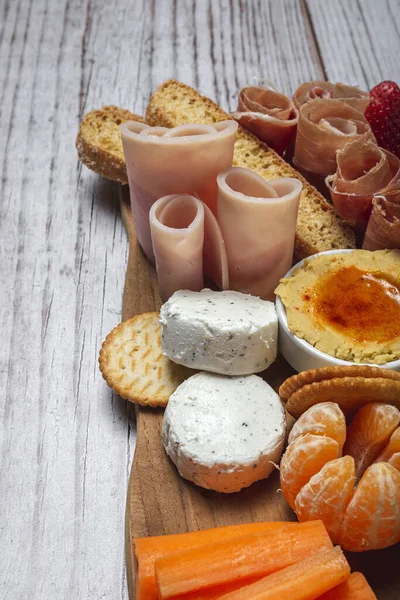Sağlıklı Brunch Masası Jambon Çilek Kivi Ekmek Kurabiye Peynir Havuç — Stok fotoğraf