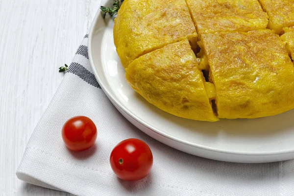 스페인 오믈렛에 감자와 계란을 먹는다 전통적 스페인어 — 스톡 사진