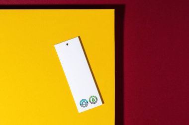 Renkli bir arkaplanda yüksek kontrastlı logolu geri dönüşümlü ve organik karton etiketler