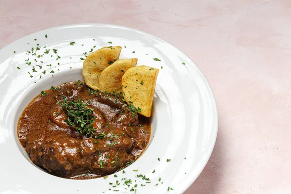 Guisado Caseiro Osso Buco Carne Com Molho Ervas Aromáticas Vinho — Fotografia de Stock