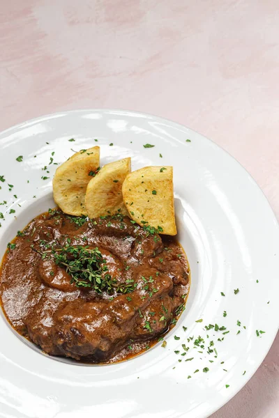 Guisado Caseiro Osso Buco Carne Com Molho Ervas Aromáticas Vinho — Fotografia de Stock