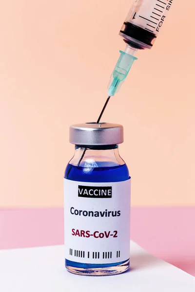 透明玻璃瓶与测试Covid 19疫苗 注射器在彩色背景 选定重点 — 图库照片