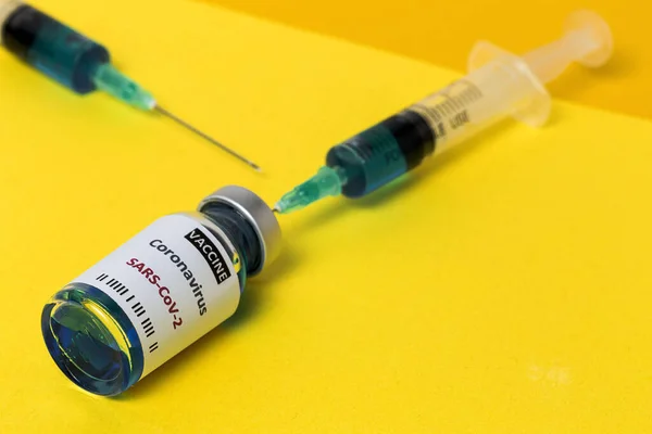 Covid Aşısı Olan Şeffaf Cam Şişeler Renkli Arka Planda Şırıngalar — Stok fotoğraf