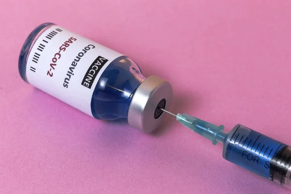 テストCovid 19ワクチンで透明ガラスのバイアル カラフルな背景に注射器付き 選択されたフォーカス — ストック写真