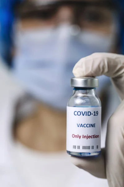 研究人员手中拿着Covid 19疫苗 无法辨认的女医生拿着注射器和瓶装瓶 用疫苗治疗头孢病毒 电晕病毒治疗的概念 — 图库照片