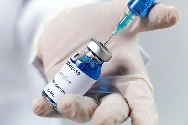 研究人员手中拿着Covid 19疫苗 无法辨认的女医生拿着注射器和瓶装瓶 用疫苗治疗头孢病毒 电晕病毒治疗的概念 — 图库照片