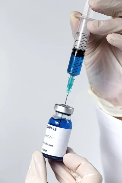 研究者の手の中にCovid 19ワクチン 認識できない女性医師は コロナウイルス治療のためのワクチンと注射器とボトルを保持しています コロナウイルス治療の概念 — ストック写真