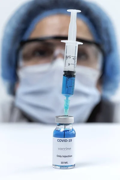 Covid Aşısı Araştırmacıların Elinde Tanınmayan Kadın Doktor Coronavirus Aşısı Için — Stok fotoğraf