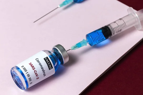 Covid Aşısı Olan Şeffaf Cam Şişeler Renkli Arka Planda Şırıngalar — Stok fotoğraf