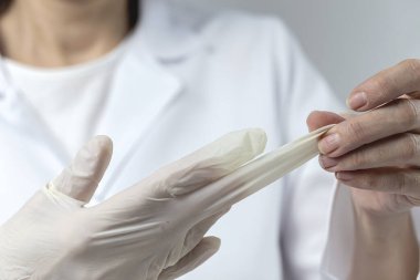 COVID-19 aşısı araştırmacıların elinde tanınmayan kadın doktor Coronavirus aşısı için şırınga ve şişe tutuyor. Corona virüsü tedavisi kavramı