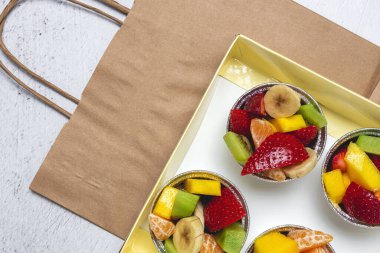 Geri dönüştürülebilir meyve kupaları. Vejetaryen gıda konsepti. Kargo