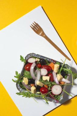 Sağlıklı vejetaryen salatası alüminyum kapta ya da yemek dağıtımında. Yukarıdan