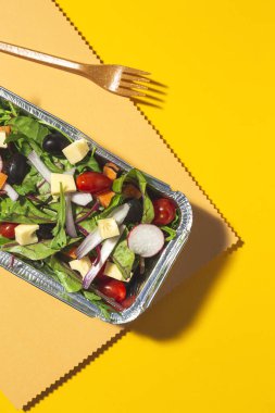 Sağlıklı vejetaryen salatası alüminyum kapta ya da yemek dağıtımında. Yukarıdan
