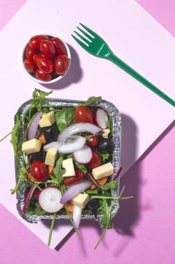 Sağlıklı vejetaryen salatası alüminyum kapta ya da yemek dağıtımında. Yukarıdan