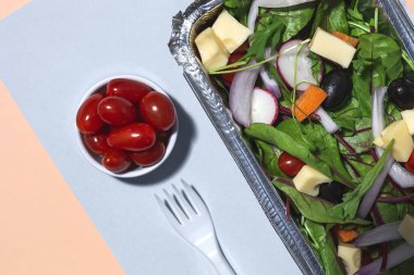 Sağlıklı vejetaryen salatası alüminyum kapta ya da yemek dağıtımında. Yukarıdan