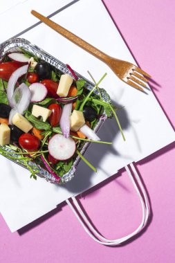 Sağlıklı vejetaryen salatası alüminyum kapta ya da yemek dağıtımında. Yukarıdan