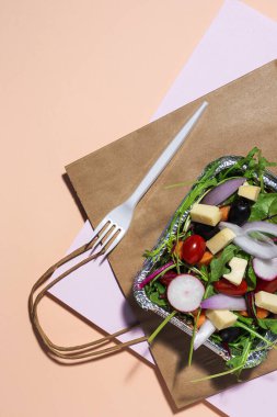 Sağlıklı vejetaryen salatası alüminyum kapta ya da yemek dağıtımında. Yukarıdan