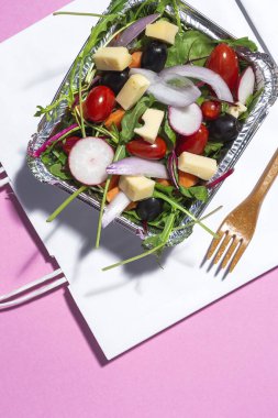 Sağlıklı vejetaryen salatası alüminyum kapta ya da yemek dağıtımında. Yukarıdan