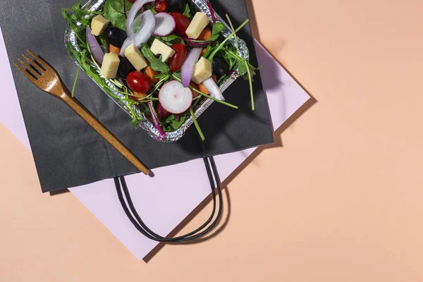 Sağlıklı vejetaryen salatası alüminyum kapta ya da yemek dağıtımında. Yukarıdan