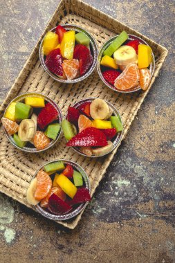 Geri dönüştürülebilir meyve kupaları. Vejetaryen gıda konsepti. Kargo