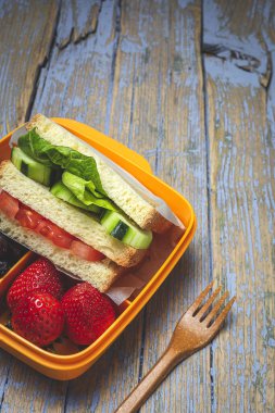 Plastik kapta, arka planda vejetaryen sandviçi. Sağlıklı gıda konsepti