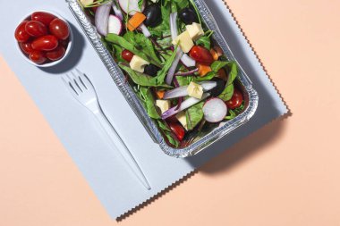 Sağlıklı vejetaryen salatası alüminyum kapta ya da yemek dağıtımında. Yukarıdan