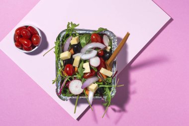 Sağlıklı vejetaryen salatası alüminyum kapta ya da yemek dağıtımında. Yukarıdan