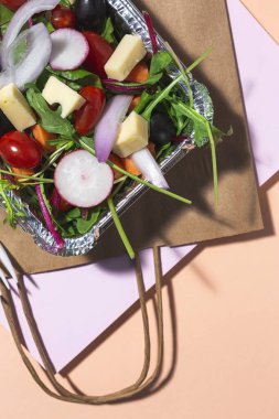 Sağlıklı vejetaryen salatası alüminyum kapta ya da yemek dağıtımında. Yukarıdan