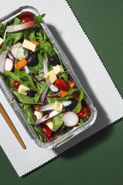 Sağlıklı vejetaryen salatası alüminyum kapta ya da yemek dağıtımında. Yukarıdan