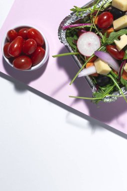 Sağlıklı vejetaryen salatası alüminyum kapta ya da yemek dağıtımında. Yukarıdan