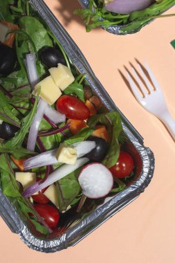 Sağlıklı vejetaryen salatası alüminyum kapta ya da yemek dağıtımında. Yukarıdan
