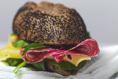 Ev yapımı sosisli sandviç, marul ve peynirli tohum ekmeği. Götürün. Yemek getirdim.