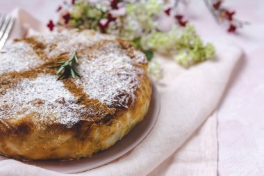 Ev yapımı geleneksel Fas pasaportu ya da tavuk baztilla. Kutsal yiyecekler. Arap mutfağı kavramı