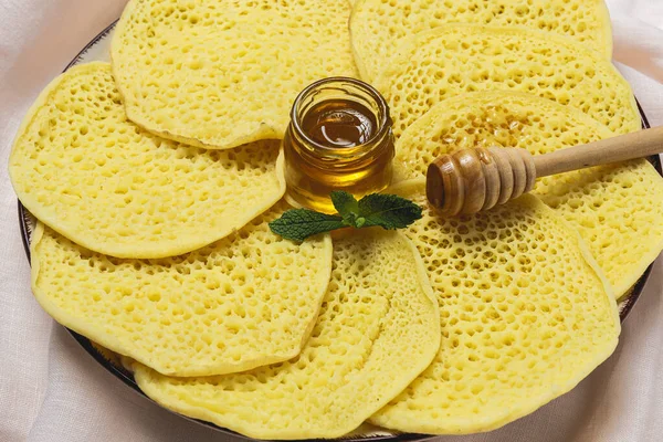 Ballı, çilekli ve naneli ev yapımı geleneksel Fas baghrir. Yukarıdan Fas Krepleri