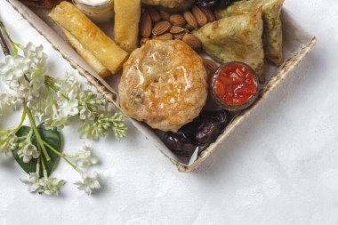 Geleneksel arap yemeği çeşitleri badem ve hurma ile. Fas yemeği. Sokak yemekleri konsepti