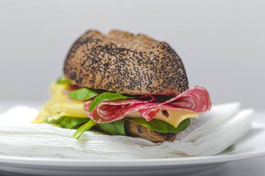 Ev yapımı sosisli sandviç, marul ve peynirli tohum ekmeği. Götürün. Yemek getirdim.