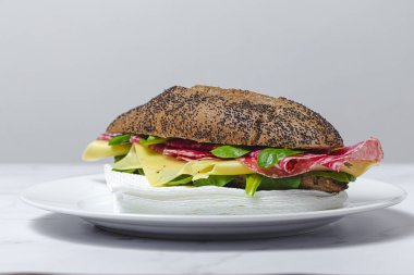 Ev yapımı sosisli sandviç, marul ve peynirli tohum ekmeği. Götürün. Yemek getirdim.