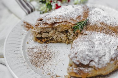 Ev yapımı geleneksel Fas pasaportu ya da tavuk baztilla. Kutsal yiyecekler. Arap mutfağı kavramı