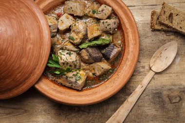 Geleneksel ev yapımı balık yahnisi ve patates. Fas yemeği. Kutsal yemek.