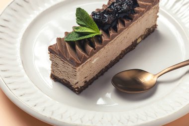 Renkli arka planda nane yapraklı geleneksel lüks Fransız hamur işleri