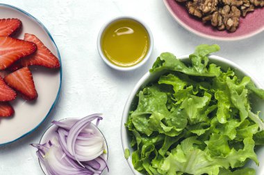Marullu, çilekli, kırmızı soğanlı, mısırlı, zeytinyağlı ve cevizli ev yapımı salata. Vejetaryen gıda konsepti
