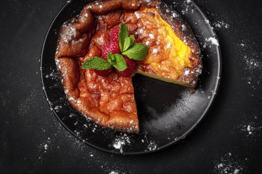 Yukardan gelen yaban mersinli, üzümlü, çilekli ve nane yapraklı ev yapımı cheesecake. Düz yatıyordu