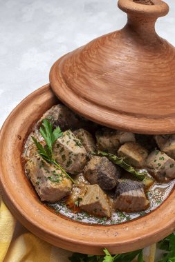 Geleneksel ev yapımı balık yahnisi ve patates. Fas yemeği. Kutsal yemek.