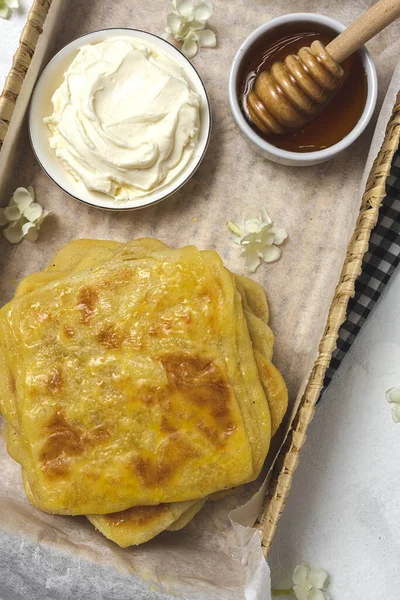 Ev yapımı ve geleneksel Arap Rghaif 'i ya da bal ve krem peynirli msemen. Fas Yemekleri