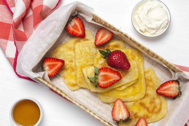 Ev yapımı ve geleneksel Arap Rghaif 'i ya da bal ve krem peynirli msemen. Fas Yemekleri